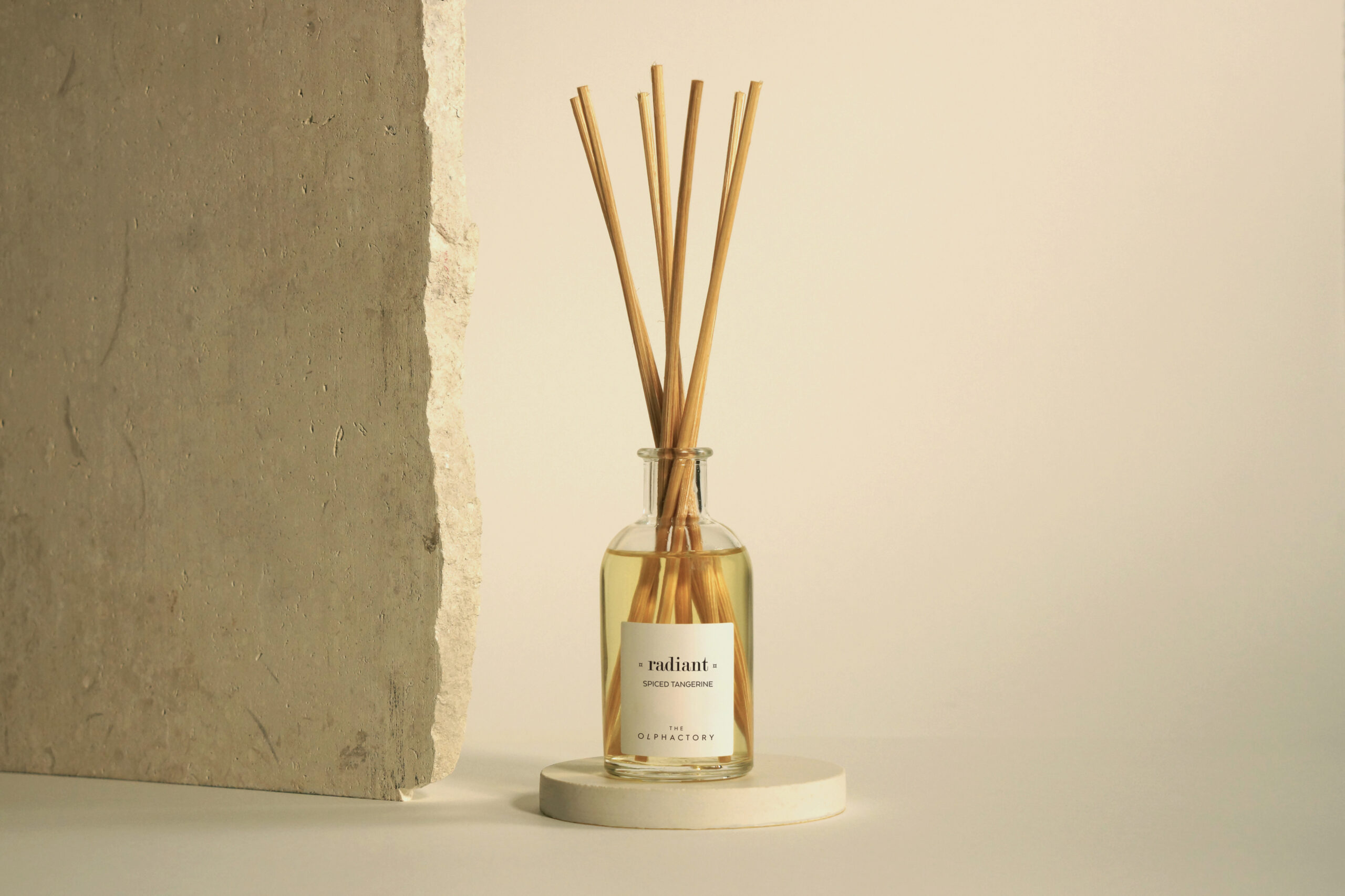 Difusor de Varillas- The Olphactory - Spiced Tangerine · radiant · Aromatizante Cítrico para Hogar