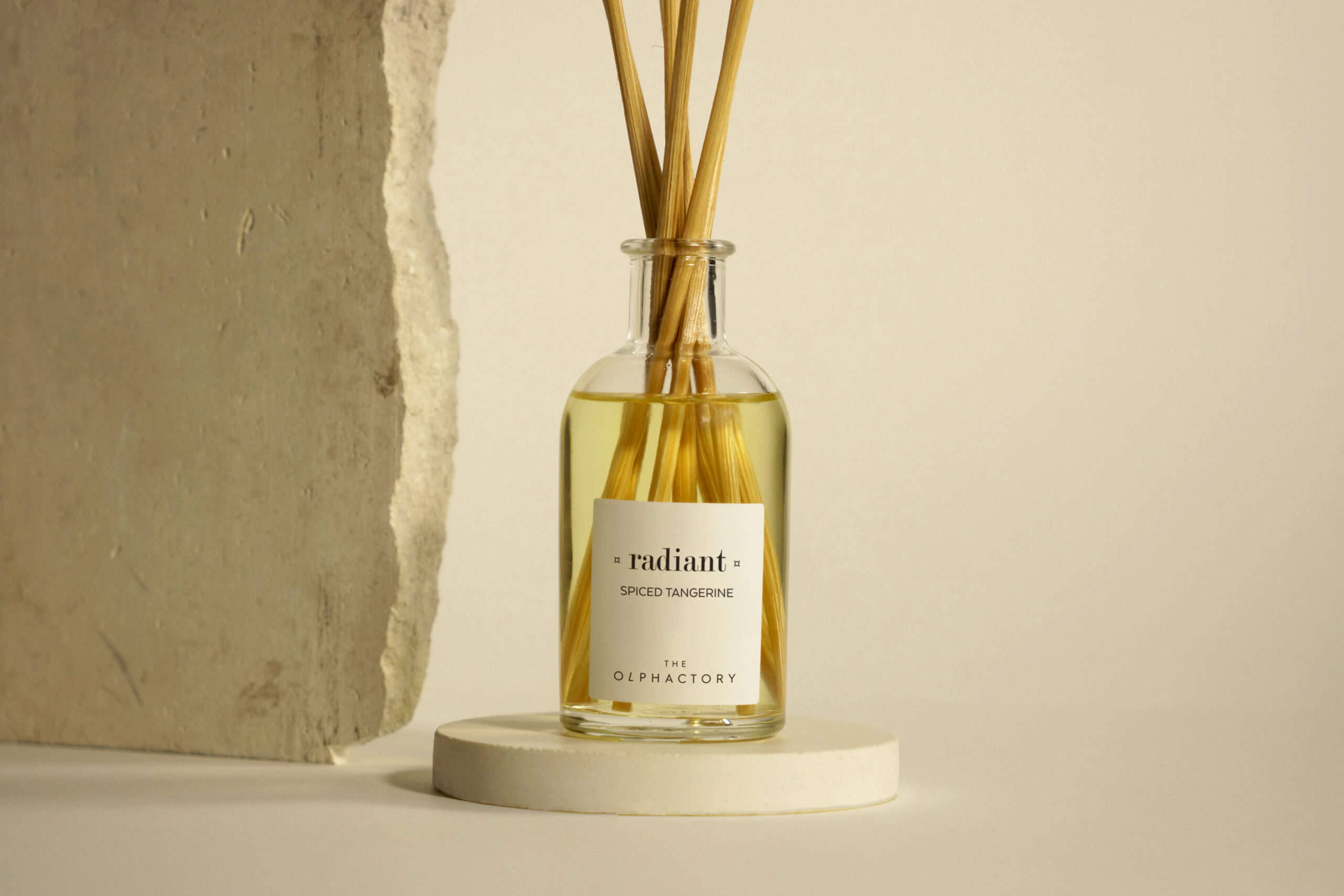 Difusor de Varillas- The Olphactory - Spiced Tangerine · radiant · Aromatizante Cítrico para Hogar - Imagen 2